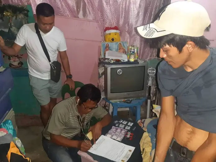Police operatives with the suspected drug peddler alias Baris who they nabbed today. | Photo courtesy of BCPO.