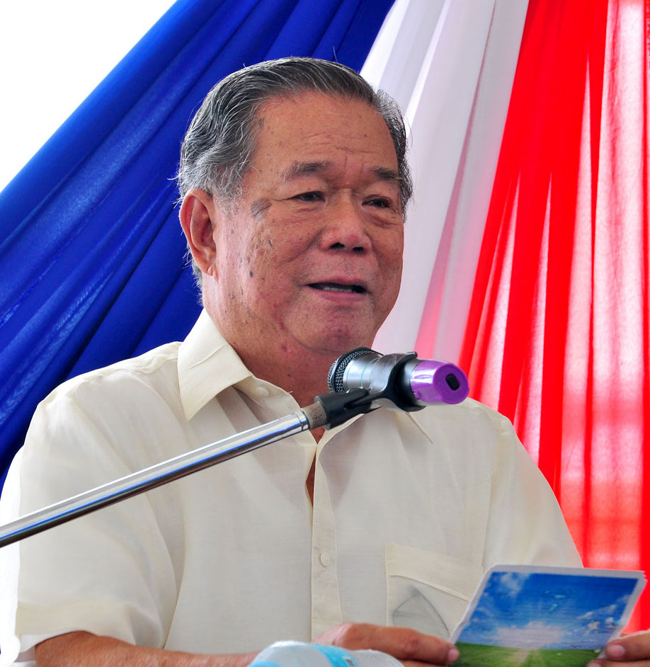 "Gov. Alfredo G. Marañon, Jr. delivers his message to the Negrense Centenarians who were given P100,000 each, as part of the celebration of the 117th Cinco de Noviembre, held at the Capitol grounds in Bacolod City, yesterday./Capitol photo by Richard Malihan" by Richard Malihan is in the Public Domain