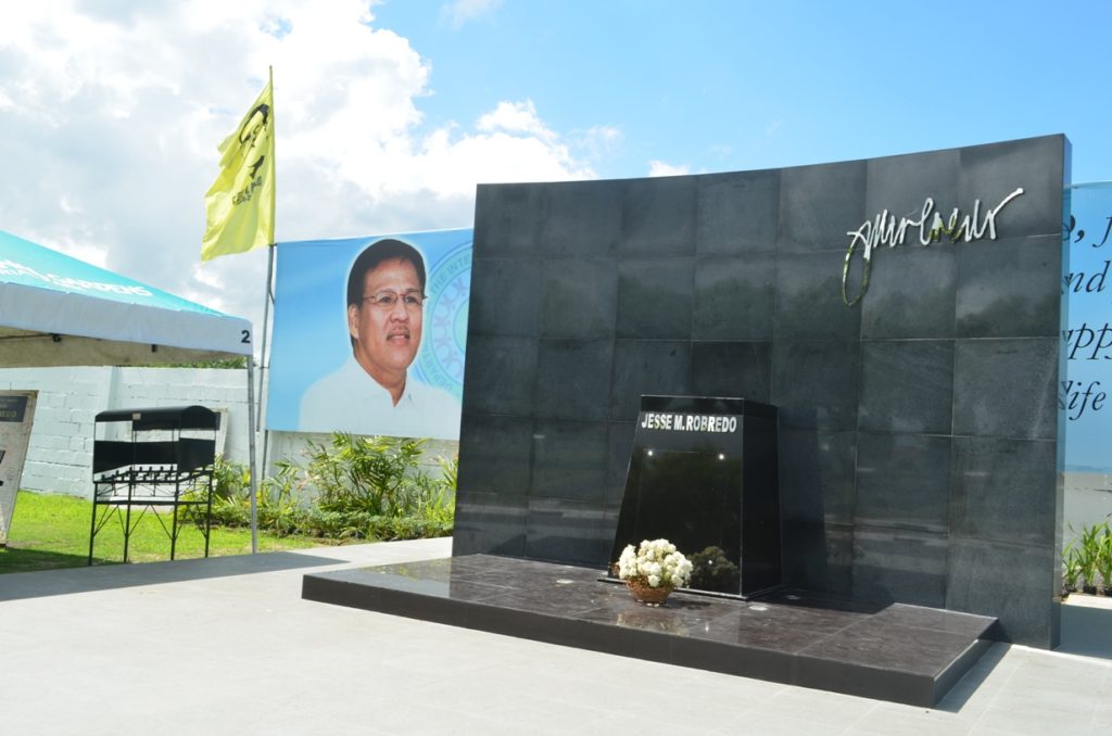 "Jesse M. Robredo's tomb, Naga City" by Angelique E. Lañada is licensed under CC BY-SA 3.0