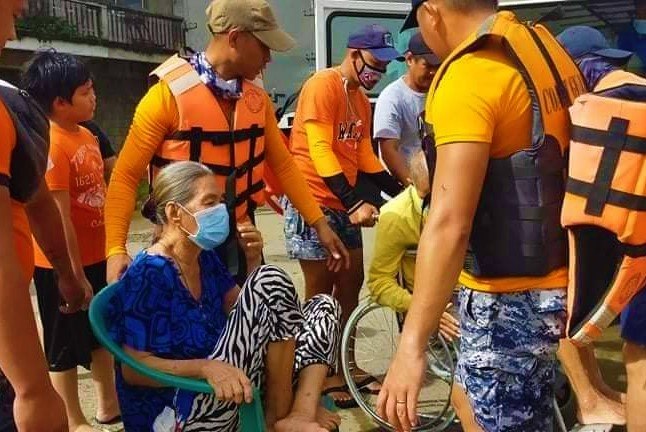 Photo from the Philippine Coast Guard Southern Visayas District Command shows rescue operation conducted by the CG Southern Visayas District in Victorias City, Negros Occidental. | Photo courtesy of PCG Southern Visayas District Command