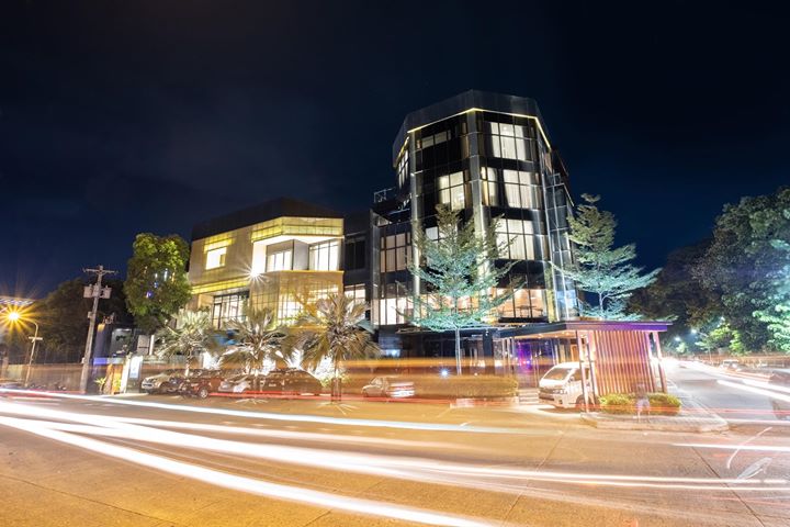 Roost Hotel is now open to serve Bacolod and the world. Being the first boutique hotel in Bacolod, it offers unique features and amenities granting its guests a world of indulgence, convenience, and connectivity. Located at Atrio Bldg., BS Aquino Drive, Corner Aguinaldo St., Bacolod City, Roost Hotel is also home to Primos Restaurant and Derm V Skin Institute.