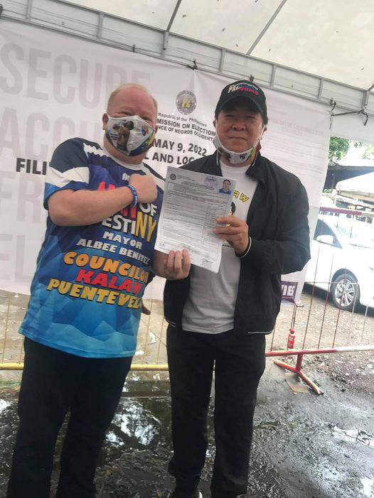Former Bacolod mayor and congressman Monico Puentevella files the certificate of candidacy of his son, Claudio Jesus "Kalaw" Puentevella for councilor of Bacolod City. With Monico is his eldest son, Nikki. | Photo by Nikki Magbanua