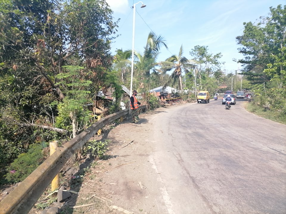 The curve of the provincial highway that truck driver Henry Salgado missed in Pontevedra town. His truck plowed into a home instead killing two.
