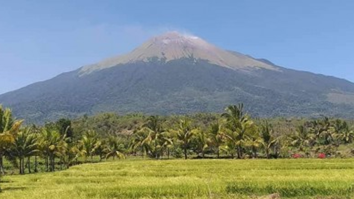 Mt. Kanlaon Rumbles, Spews Sulfur