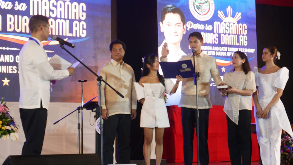 The 29th Mayor Of Victorias City. Javier Miguel "Javi" Benitez takes his oath of office before his uncle, Third District Congressman Francisco "Kiko" Benitez. | Photo and text by Nikki Magbanua