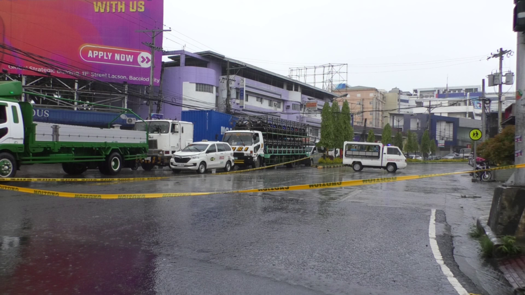 Police lines marked the area of the crime scene along BS Aquino drive as traffic builds up. | Photo by Banjo C Hinolan.