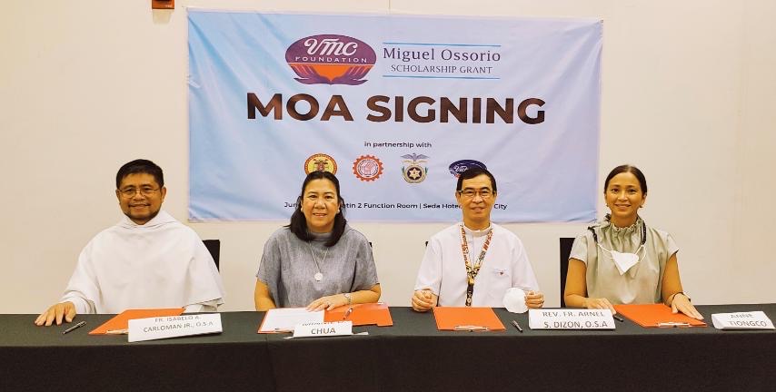 VMC President Minnie Chua (second from left) inked the scholarship contract with Colegio de San Agustin-Bacolod, represented by the school president, Fr. Arnel Dizon, O.S.A. (second from right) and witnessed by Fr. Isabelo Carloman, Jr. (left), CSA-B’s Vice President for Student Affairs and External Relations and Anne Tiongco (right) Executive Director of the VMC Foundation. 