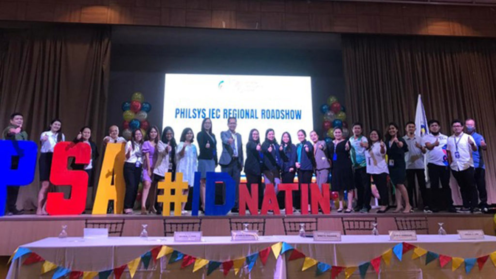 Philippine Registry Office Asst. Nat’l. Statistician Emily R. Pagador, followed by Chief Statistical Specialist Luis O. Gonzales (9th and 10th L-R), together with the PSA PRO from Central Office and Negros Occidental Personnel in a signature PSA #IDNatin pose.