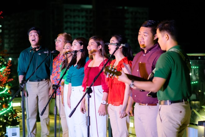 The De La Salle Chorale Bacolod singing Christmas Carols.