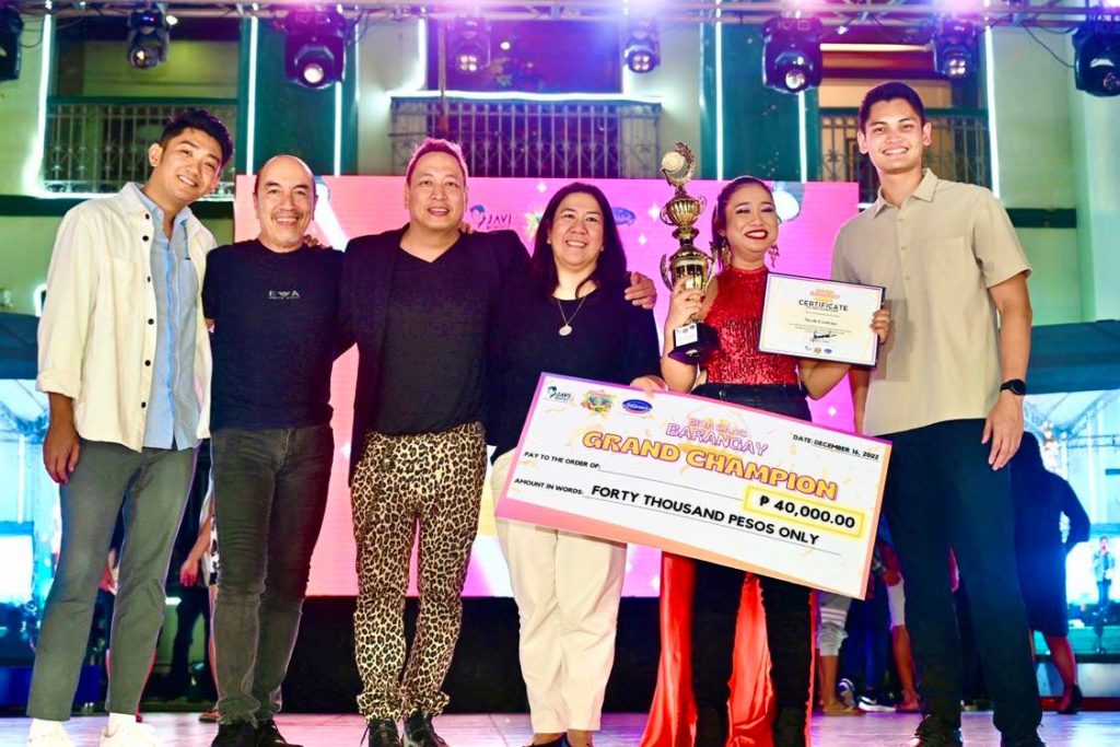 Nicole Centeno (second from right) bags the first Bida sang Barangay in the 9th Kalamayan and Christmas Festival in Victorias City. (L-R) Judges Rodney Ascalon, Rene Hinojales, John Arceo, VMC President Minnie Chua, Centeno and Victorias Mayor Javi Benitez.