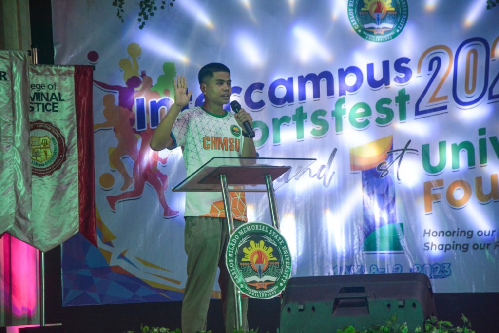 Jomel Malan, Badminton RSCUAA 2020 Champion, leads Oath of Sportsmanship.