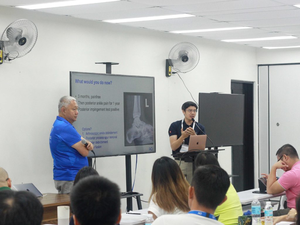 Best-in-Class Lectures. Regional faculty from Thailand Tanawat Vaseenon delivers state-of-the-art updates on complications from ankle fractures with fluent exchange of ideas from the participants. Dr. Jean Pierre Leung moderates the academic discussion.