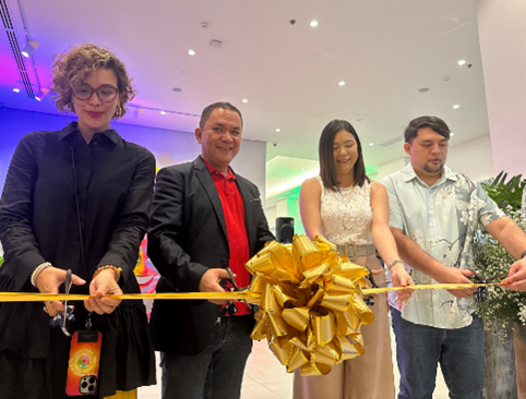 The cutting of the exhibit ribbon from L-R: Masskara Queen 2003, Ms. Jan Nicole Puentevella – Uy, Featured artist, Mr. Jojo Vito, Masskara Queen 2010, Ms. Agnes Marie Therese Chang, and Bacolod City Councilor, Hon. Israel “Ising” Salanga
