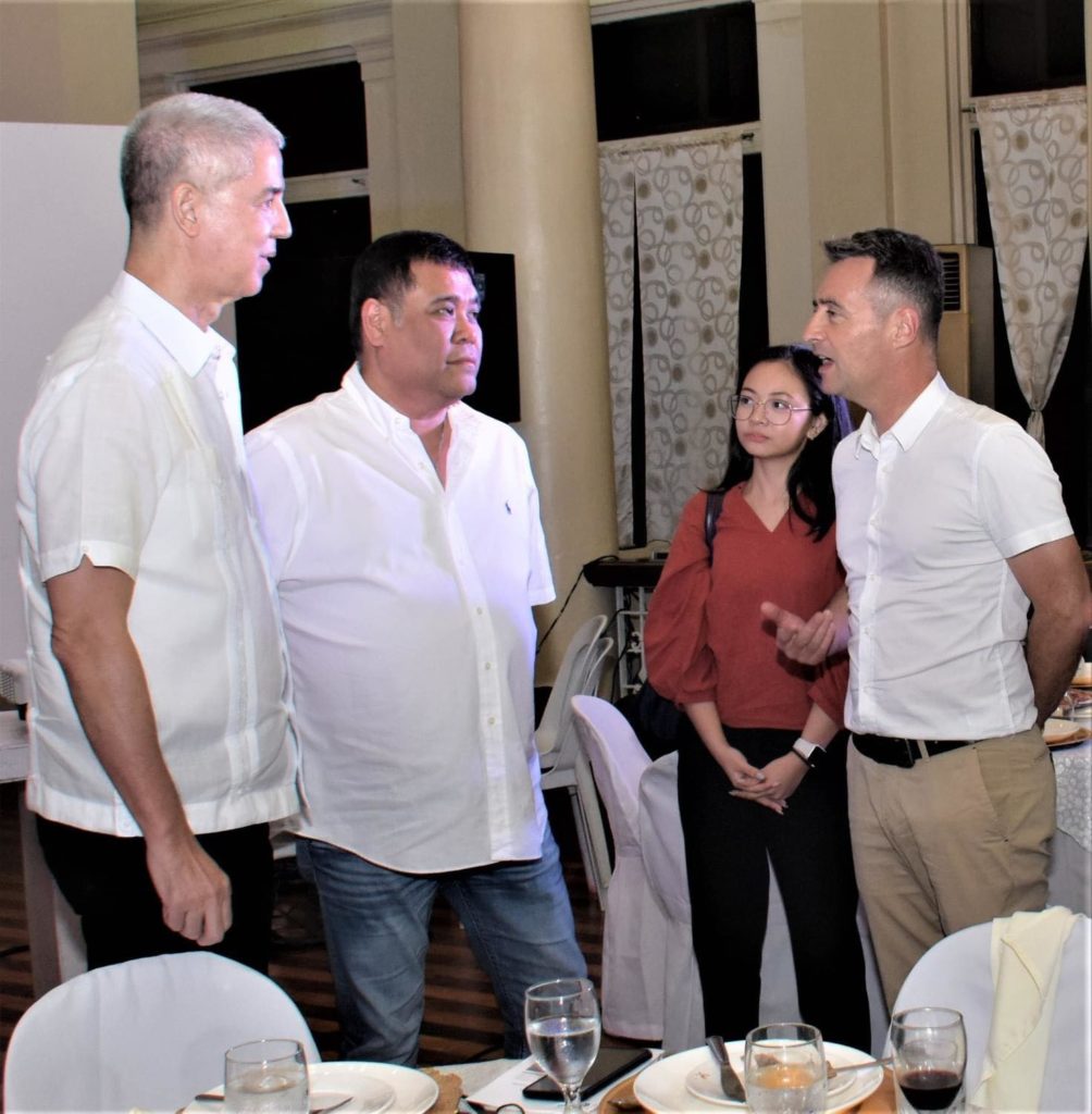 French investors, assisted by the Chamber of Commerce and Industry France - Philippines (CCIFP), conducted a week-long visit in Negros last week to discuss business opportunities which can redound to improved efficiency and productivity in the sugar industry. Negros Occidental Governor Bong Lacson, Vice-Gov. Jeffrey Ferrer with Provincial Board Members Rita Gatuslao, Pal Guanzon, Manuel Frederick Ko and Anton Occeño, and other provincial officials tendered a welcome dinner for the group.
Also present were Board Members Rita Gatuslao, Pal Guanzon, Manuel Frederick Ko, and Anton Occeño, and Capitol department and office heads. (NegOcc Capitol Photo)