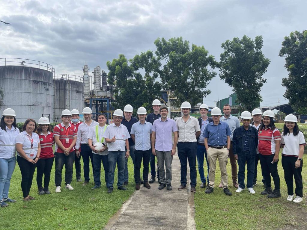 French investors, assisted by the Chamber of Commerce and Industry France - Philippines (CCIFP), conducted a week-long visit in Negros last week to discuss business opportunities which can redound to improved efficiency and productivity in the sugar industry. Negros Occidental Governor Bong Lacson, Vice-Gov. Jeffrey Ferrer with Provincial Board Members Rita Gatuslao, Pal Guanzon, Manuel Frederick Ko and Anton Occeño, and other provincial officials tendered a welcome dinner for the group.
Also present were Board Members Rita Gatuslao, Pal Guanzon, Manuel Frederick Ko, and Anton Occeño, and Capitol department and office heads. (NegOcc Capitol Photo)