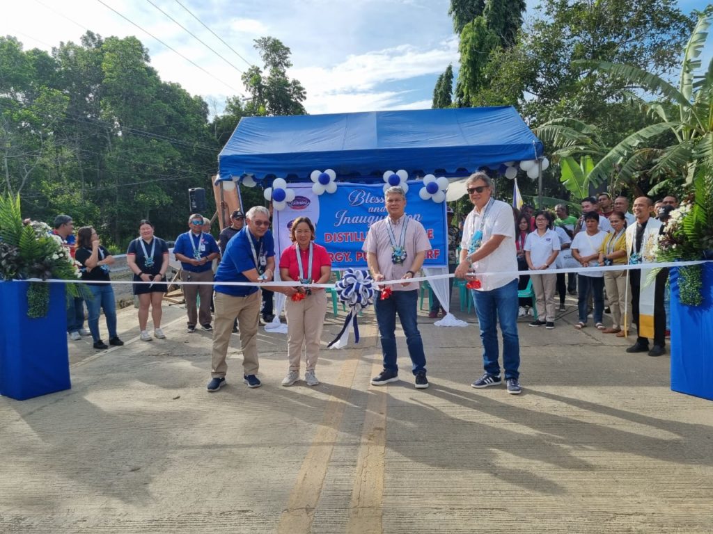 (L-R) VMC President Linley Retirado, Purisima Brgy. Capt. Marnie Cabuncal, Cong. Thirdy Maranon and Manapla Mayor Manolet Escalante led the inauguration and turnover of the MRF and renaming of the Distillery Bridge in Brgy. Purisima, Manapla recently.