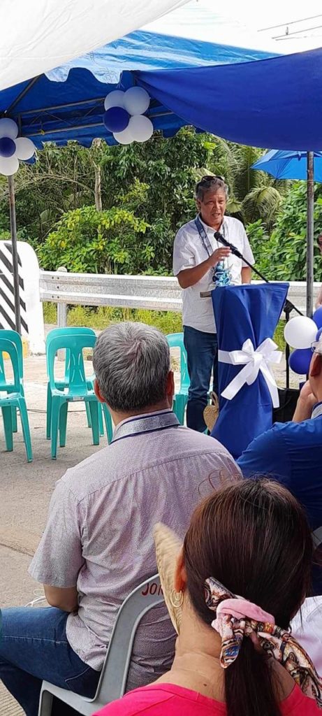 Manapla Mayor Manolet Escalante addressed the crowd.